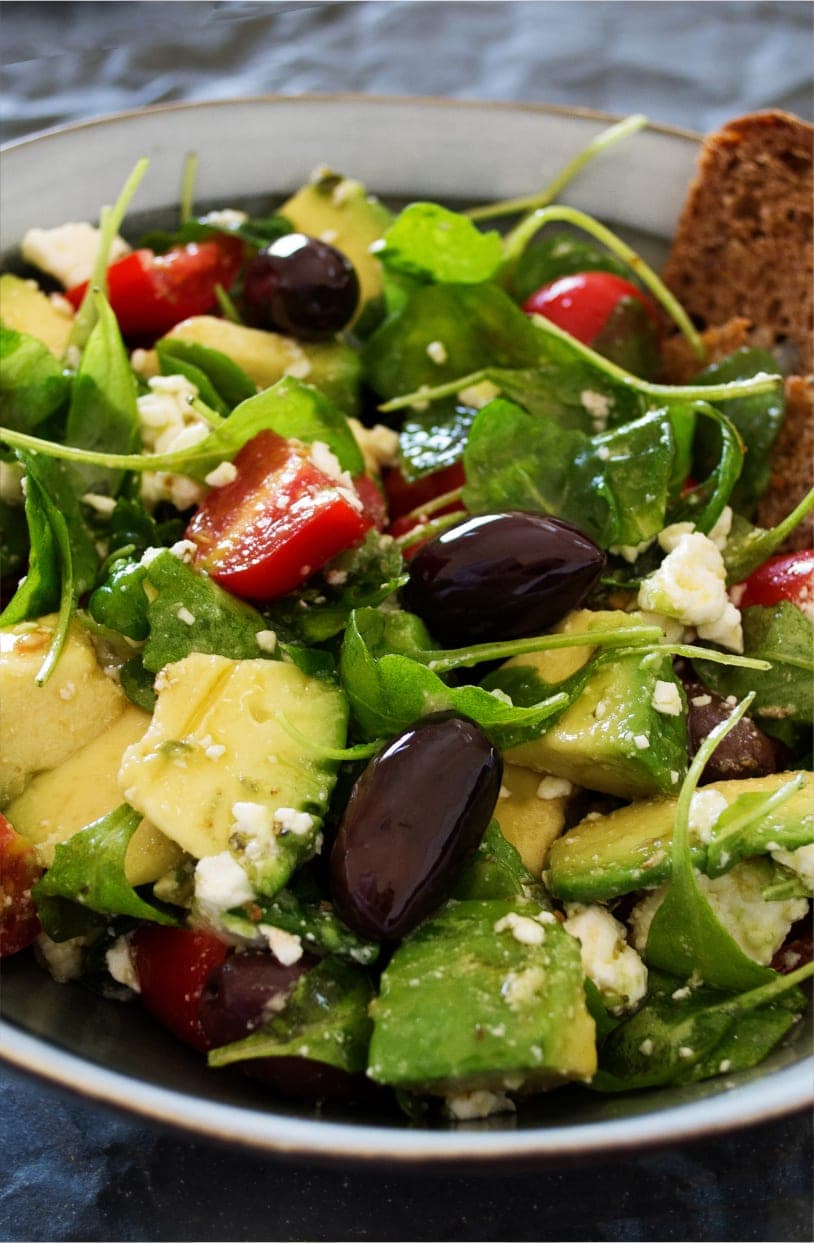Frisk salat med avocado og oliven – mad efter DFL-metoden