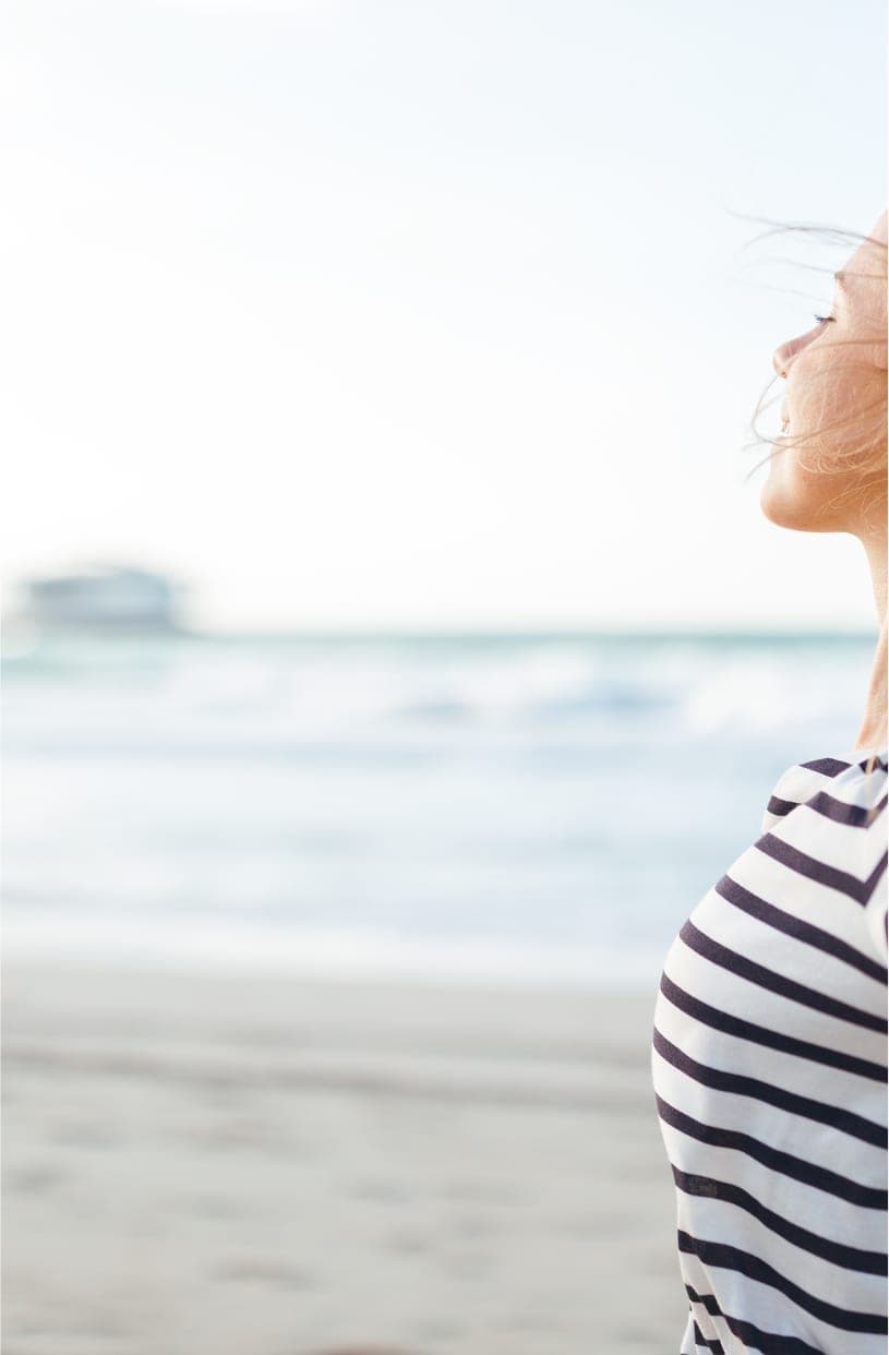 Kvinde ved havet – ro og frihed