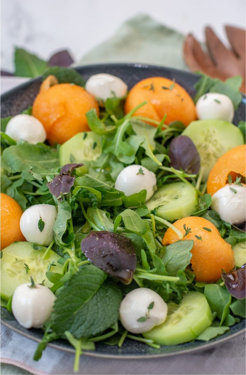Frisk salat med melon og mozzarella