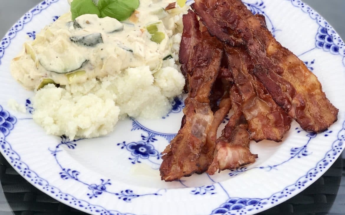 BLOMKÅLSRIS MED BACON OG GRØNSAGER I OSTESOVS..