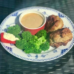 FEDE FRIKADELLER, MED BROCCOLI OG LYSEBRUN SOVS