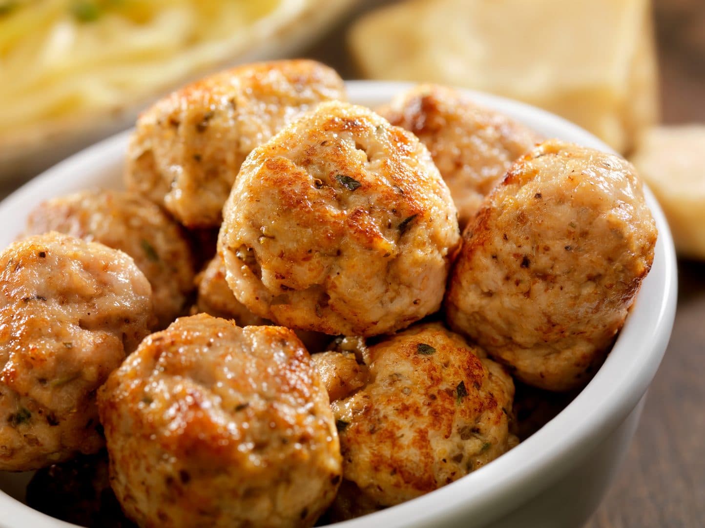 FEDE FRIKADELLER, MED BROCCOLI OG LYSEBRUN SOVS