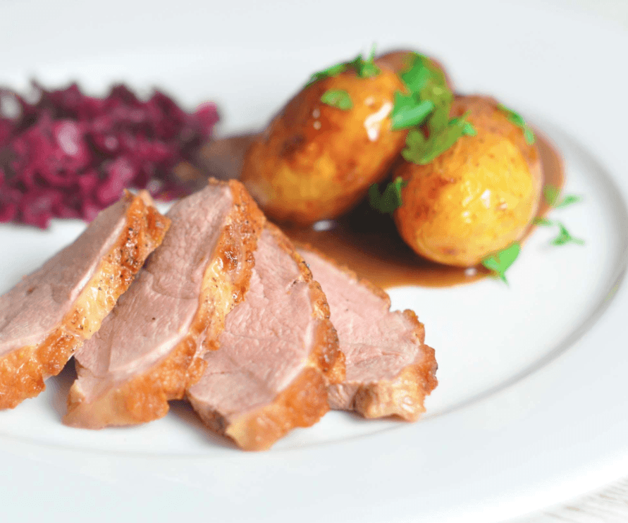 FLÆSKESTEG MED BRUNEDE KARTOFLER