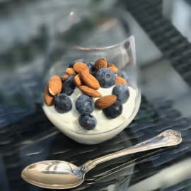 GRÆSK YOGHURT MED BLÅBÆR OG MANDLER