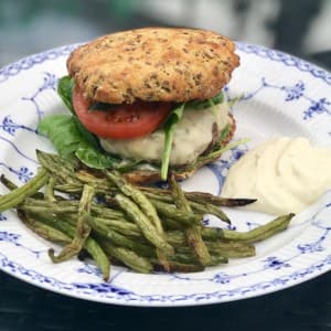 KLASSISK BURGER MED KNASENDE BØNNER..