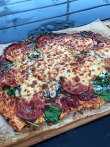 KNASENDE PIZZA MED CHORIZO OG SPINAT..