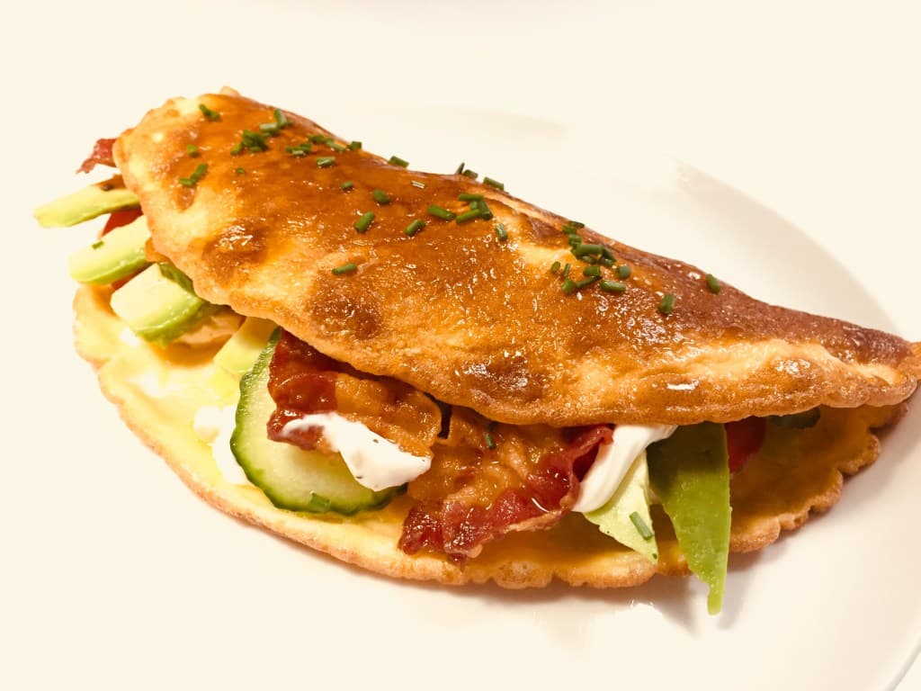 OMELET MED AVOKADO OG BACON