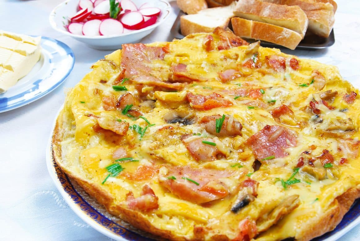 OMELET MED BACON AF DEN FEDE SLAGS