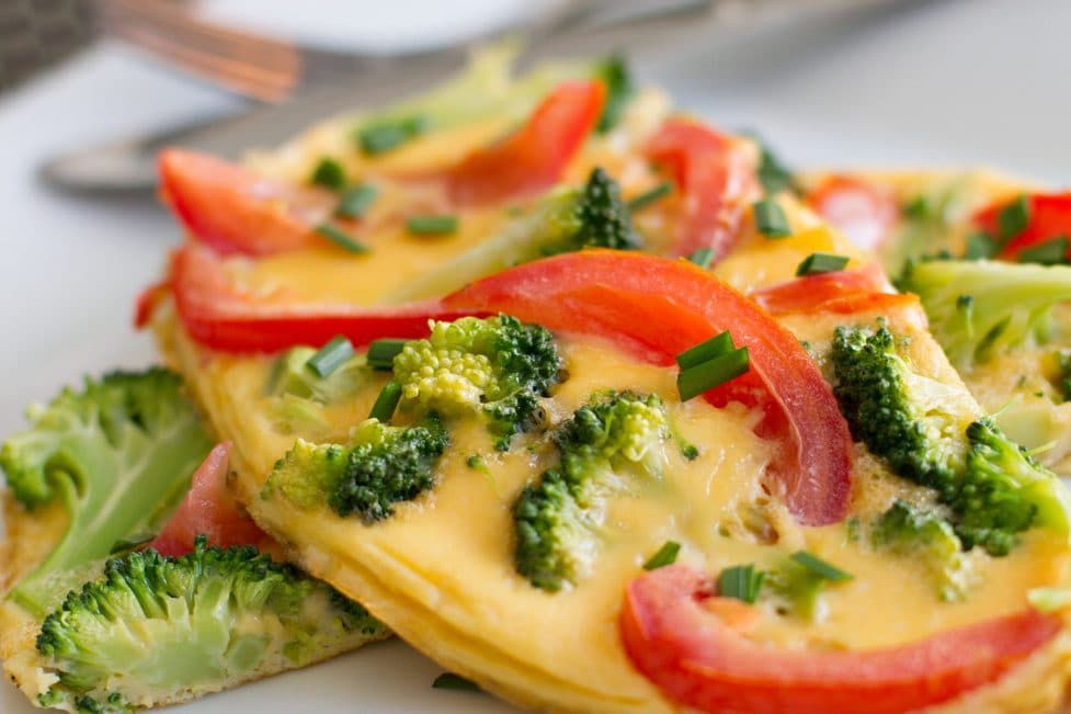 OMELET MED TOMATSALAT, BACON OG OST