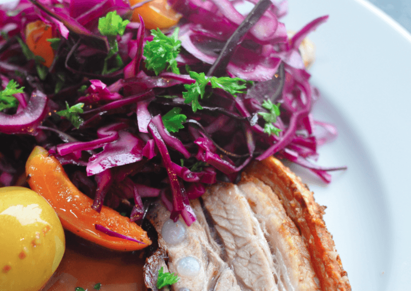 RØDKÅLSALAT MED HASSELNØDDER OG PERSILLE.