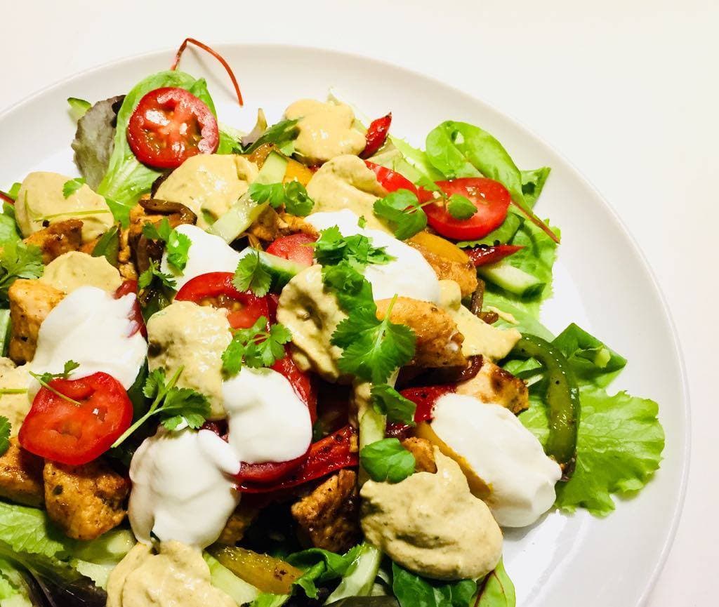 SALAT MED KYLLINGEFAJITAS