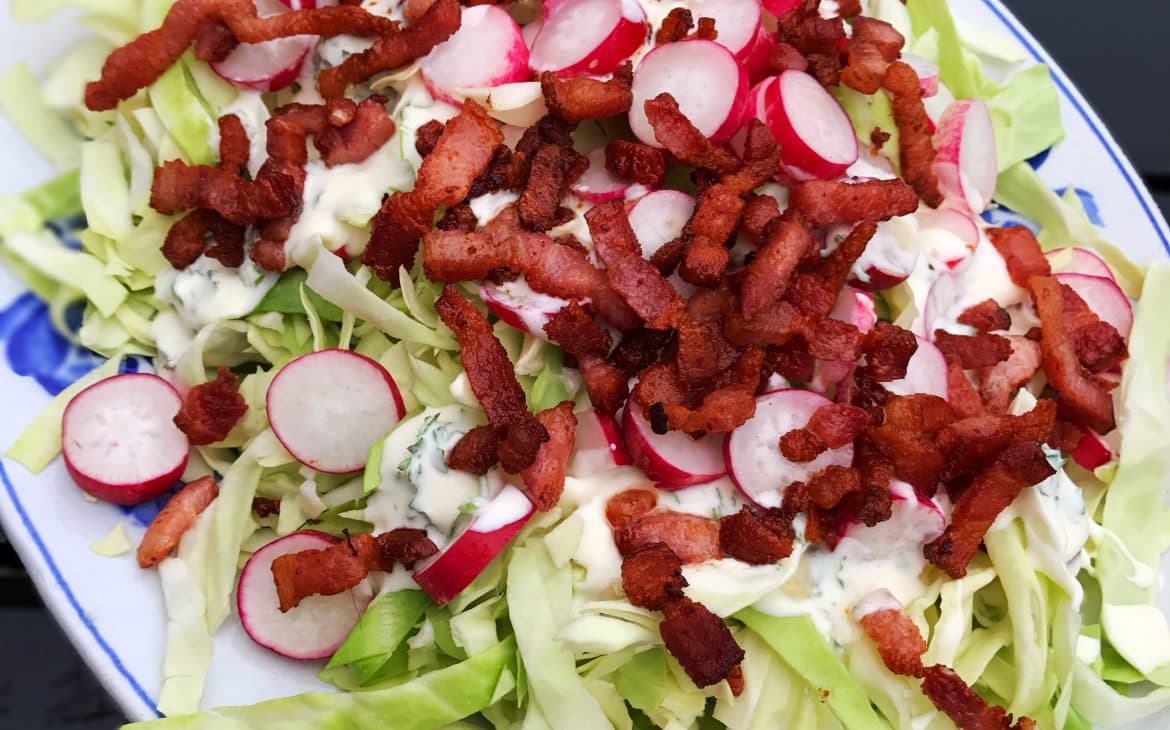 SPIDSKÅLSSALAT MED BACON