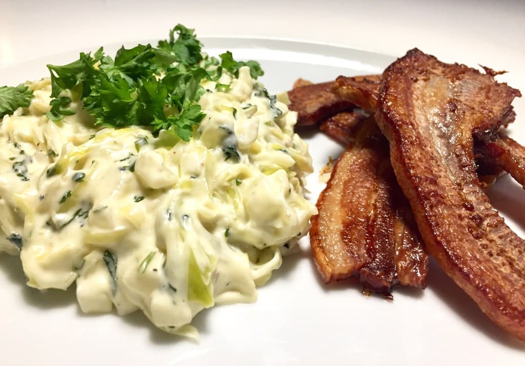 STEGT FLÆSK OG PERSILLESAUCE MED SPIDSKÅL